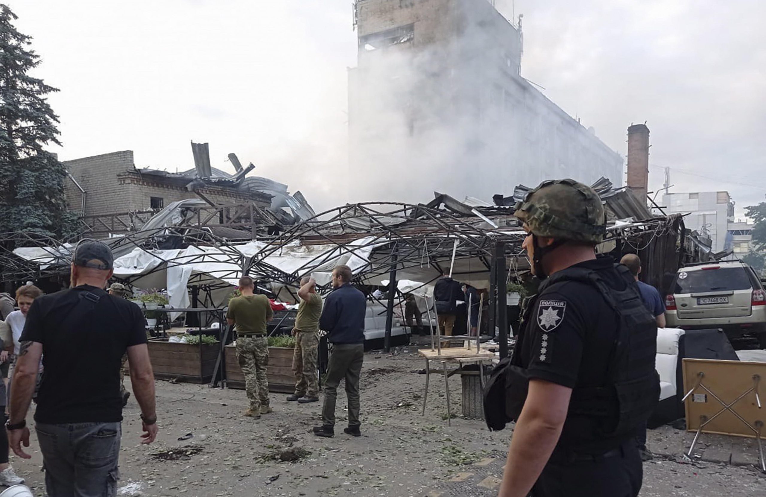 Kiev, missili russi su ristorante ucraino. Almeno 9 morti di cui tre bambini
