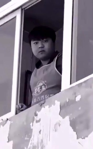 Scaccia un uccello da casa ma rompe la finestra, la sua faccia sconfitta è esilarante | video