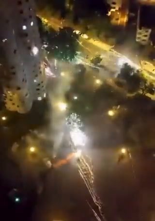 Parigi, polizia uccide un ragazzo di 17 anni: incidenti e rivolta I video