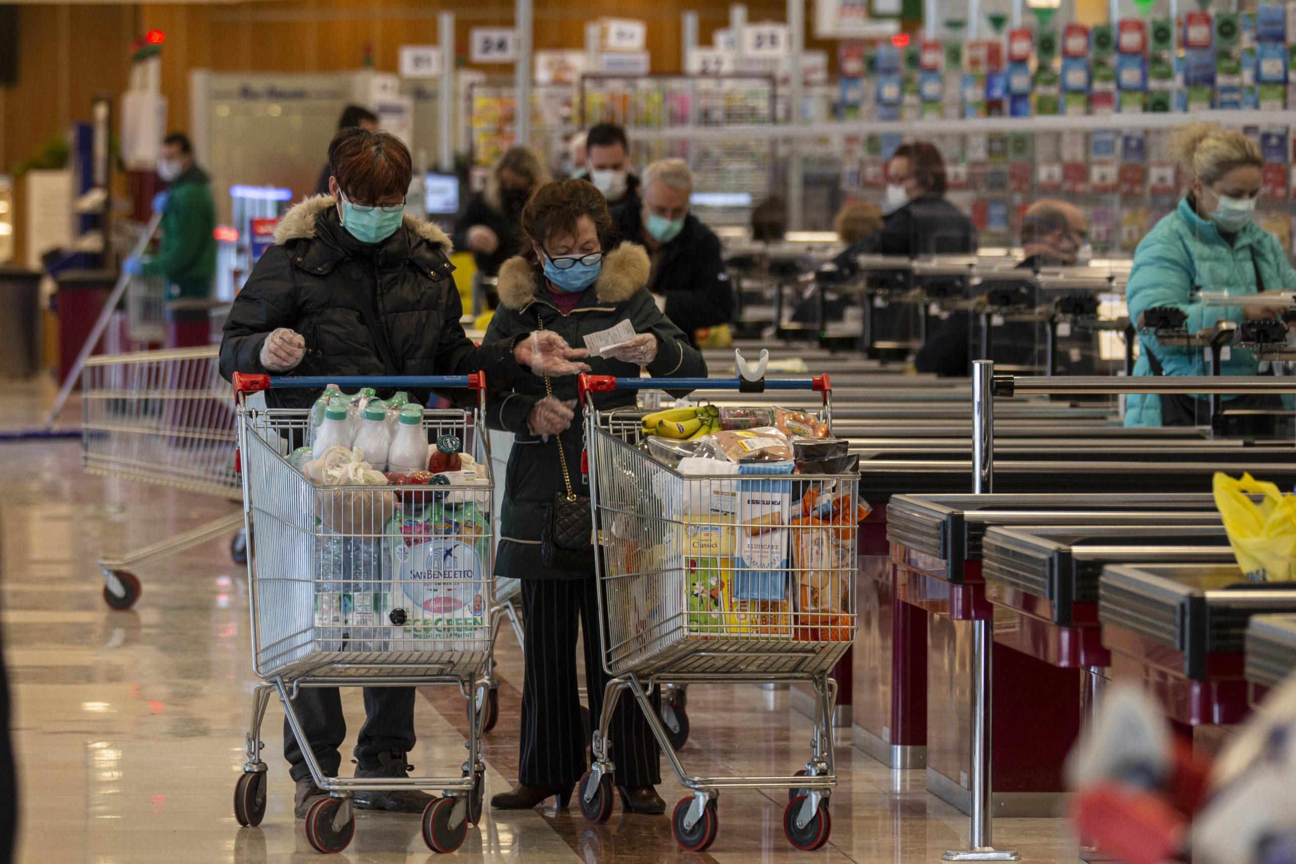 Istat: migliora la fiducia dei consumatori, cala quella delle imprese