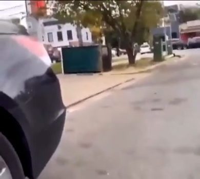 Ribaltano la cabina di un bagno pubblico, dentro c’è una ragazza | video