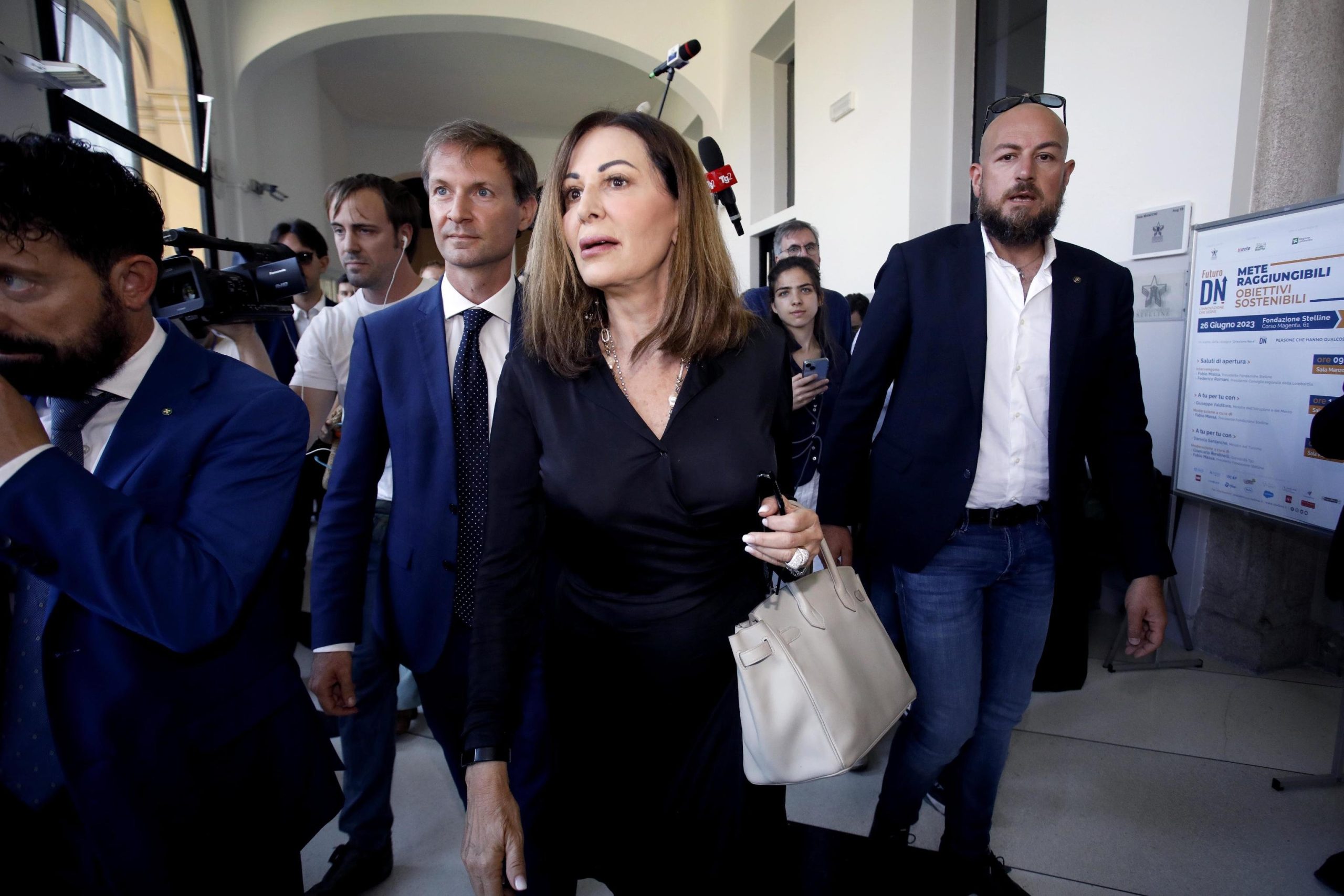 Santanché: «Dimettermi? Su cosa? Siamo seri»