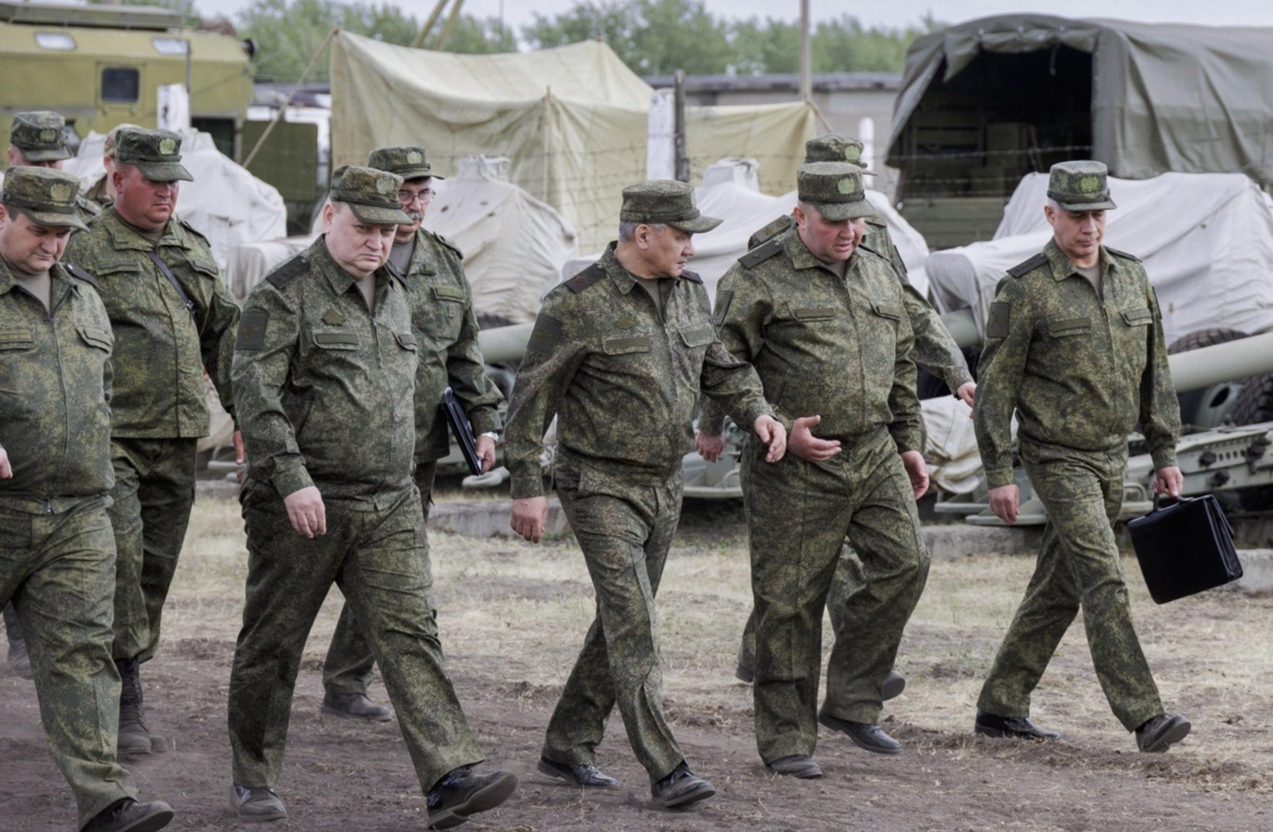 Shoigu in visita alle truppe in Ucraina