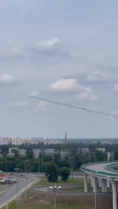 Elicottero russo evita missile scagliato dai soldati della Wagner | video