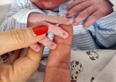 I giudici (italiani ed europei) ci ricordano la differenza tra adozione e madre surrogata