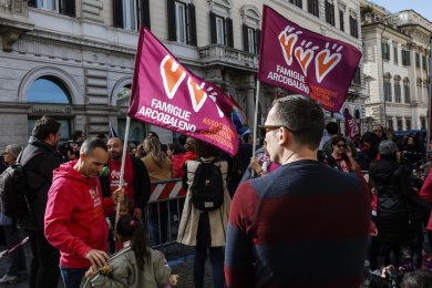 Tribunale di Milano annulla atto di nascita di figlio (da madre surrogata) di una coppia gay