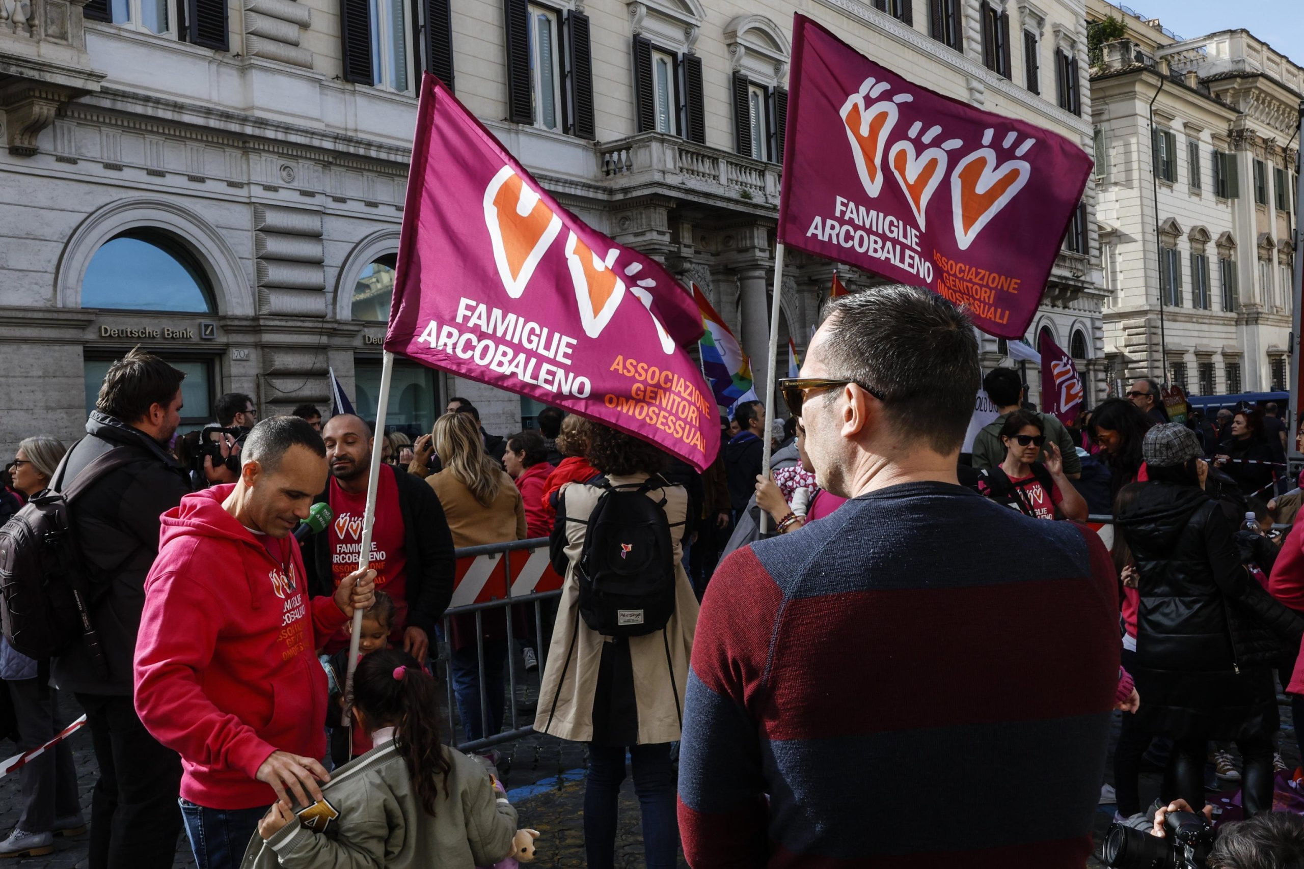 Tribunale di Milano annulla atto di nascita di figlio (da madre surrogata) di una coppia gay