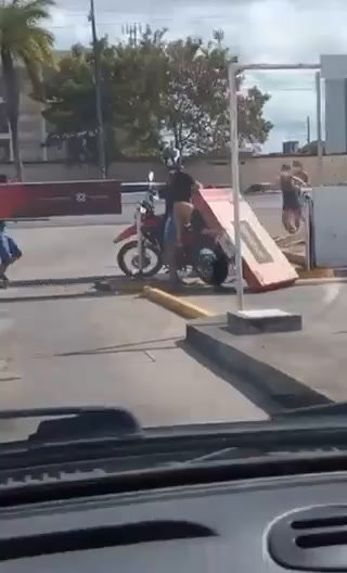 Ragazza porta pacchi in moto e si schianta contro un palo | video