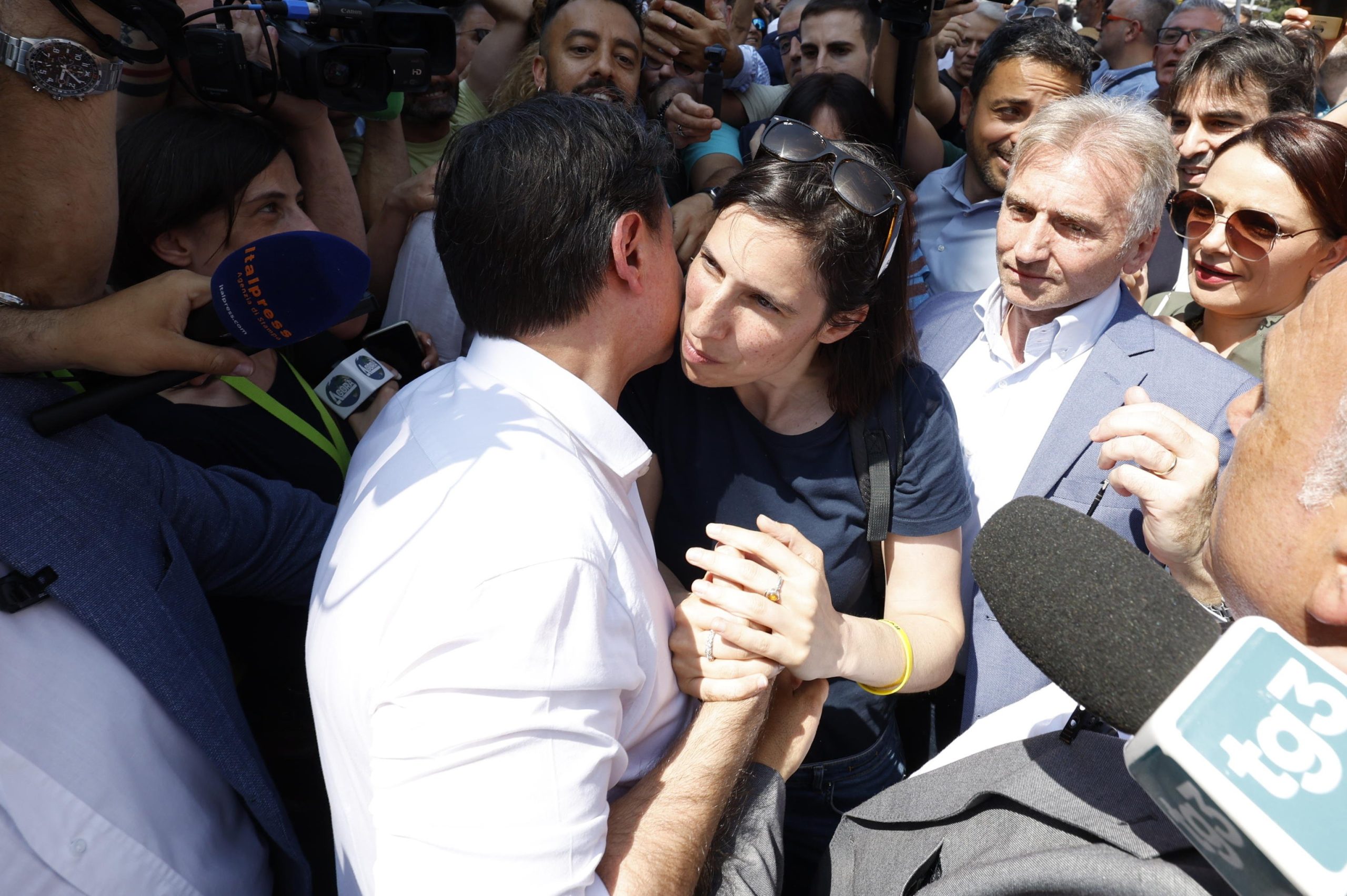 Conte-Schlein: l’abbraccio durante il corteo a Roma
