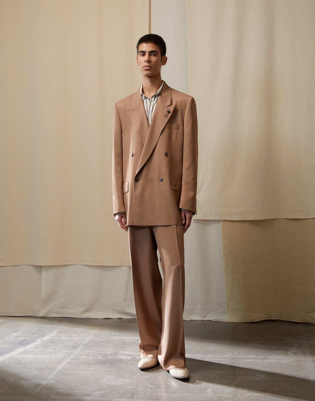 Galleria foto 'Quattro stili illustri di abbigliamento formale e artigianale lusso' - foto 12