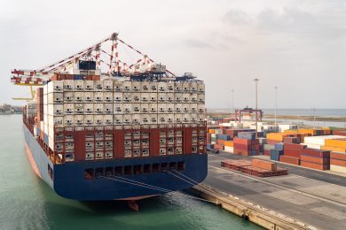 Commerci via mare, indietro tutta