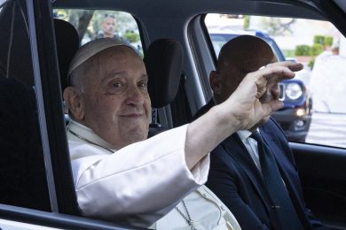 Papa Francesco è uscito dall’ospedale Gemelli