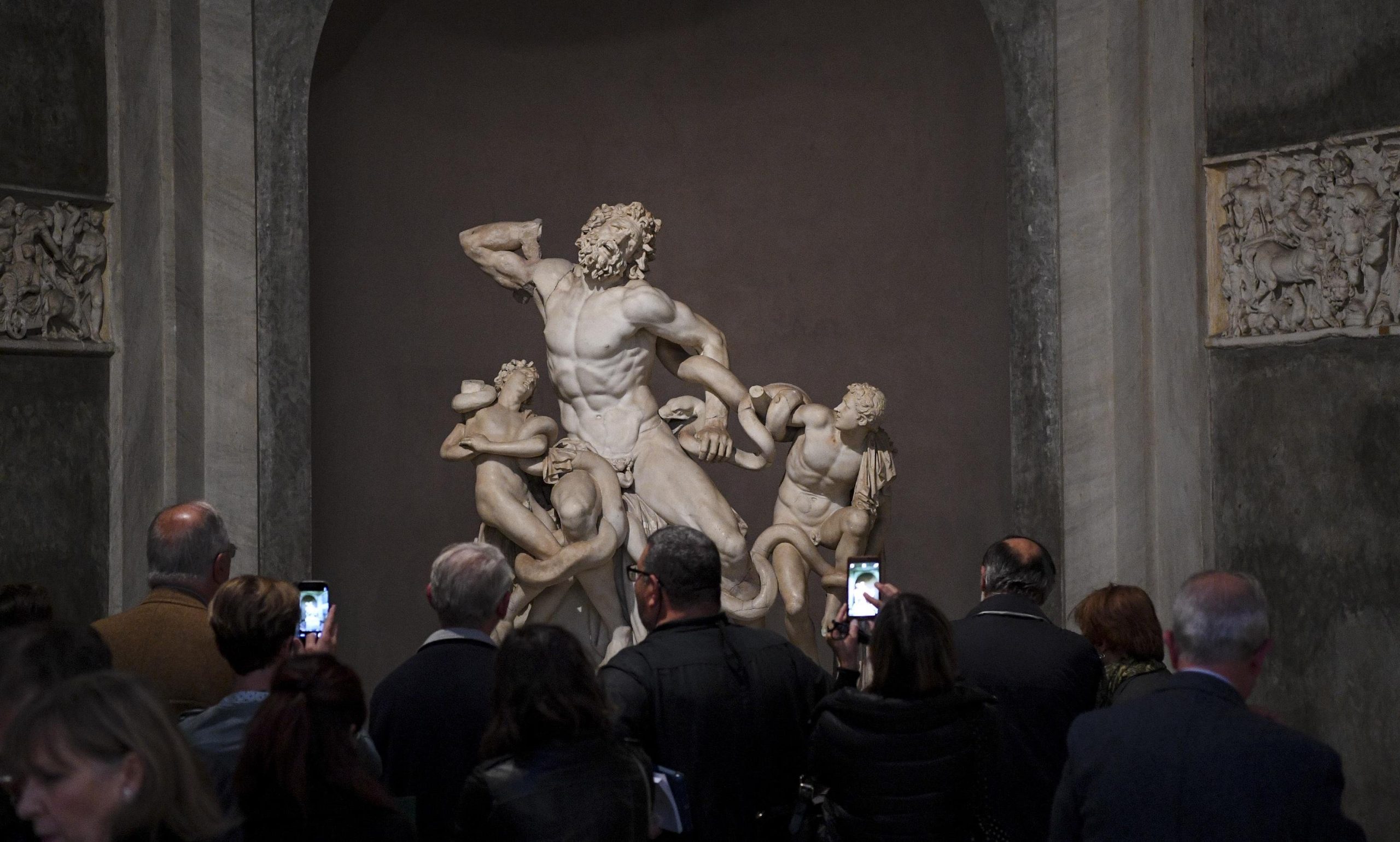 Condannati i due attivisti di Ultima Generazione che si incollarono al Laocoonte Condannati i due attivisti di Ultima Generazione che si incollarono al Laocoonte