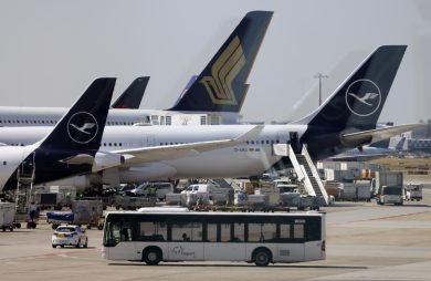 I trucchi per risparmiare contro il caro prezzi dei biglietti aerei