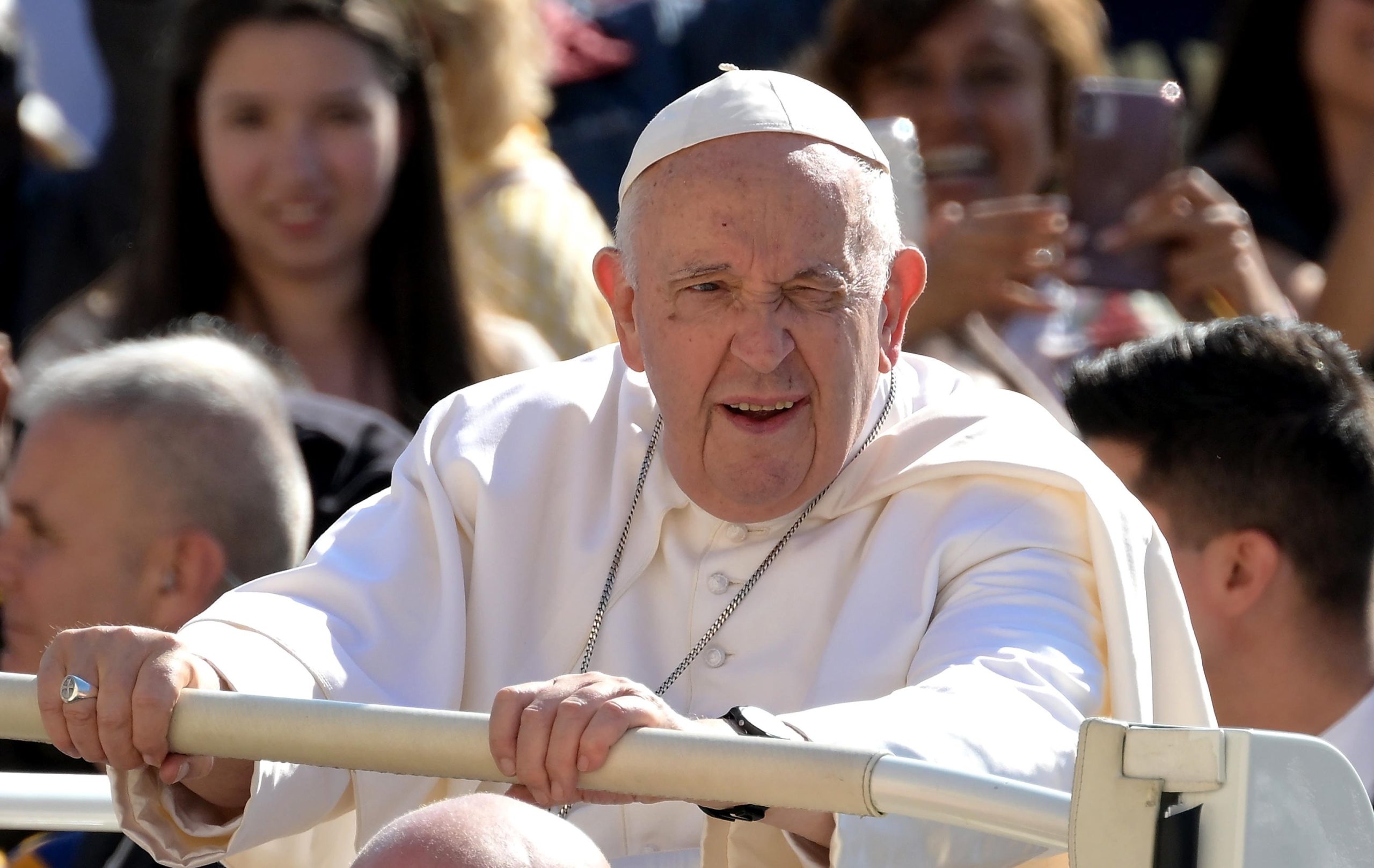Papa Francesco migliora: fa colazione, legge e riprende il lavoro Papa Francesco migliora: fa colazione, legge e riprende il lavoro