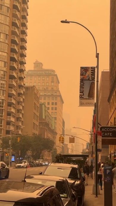 New York avvolta dal fumo rosso | video