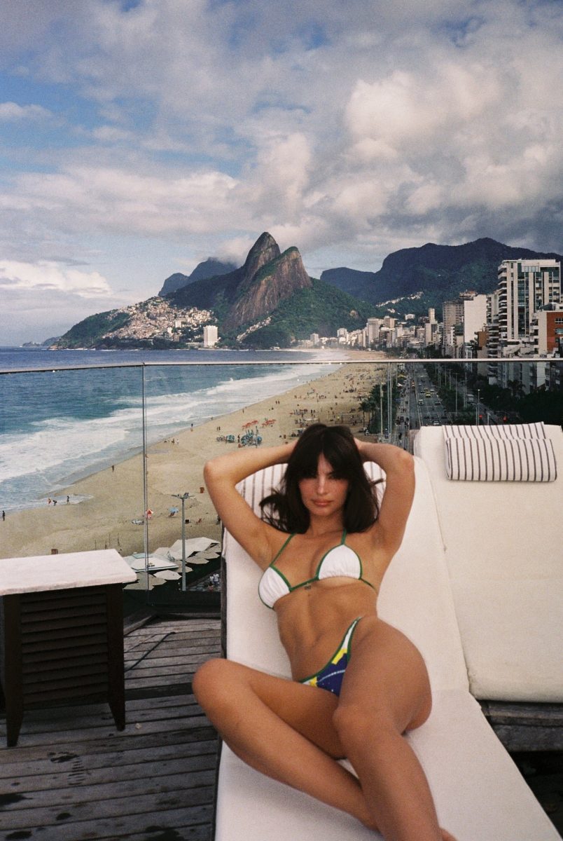 Emily Ratajkowski e la sua linea di micro bikini | foto
