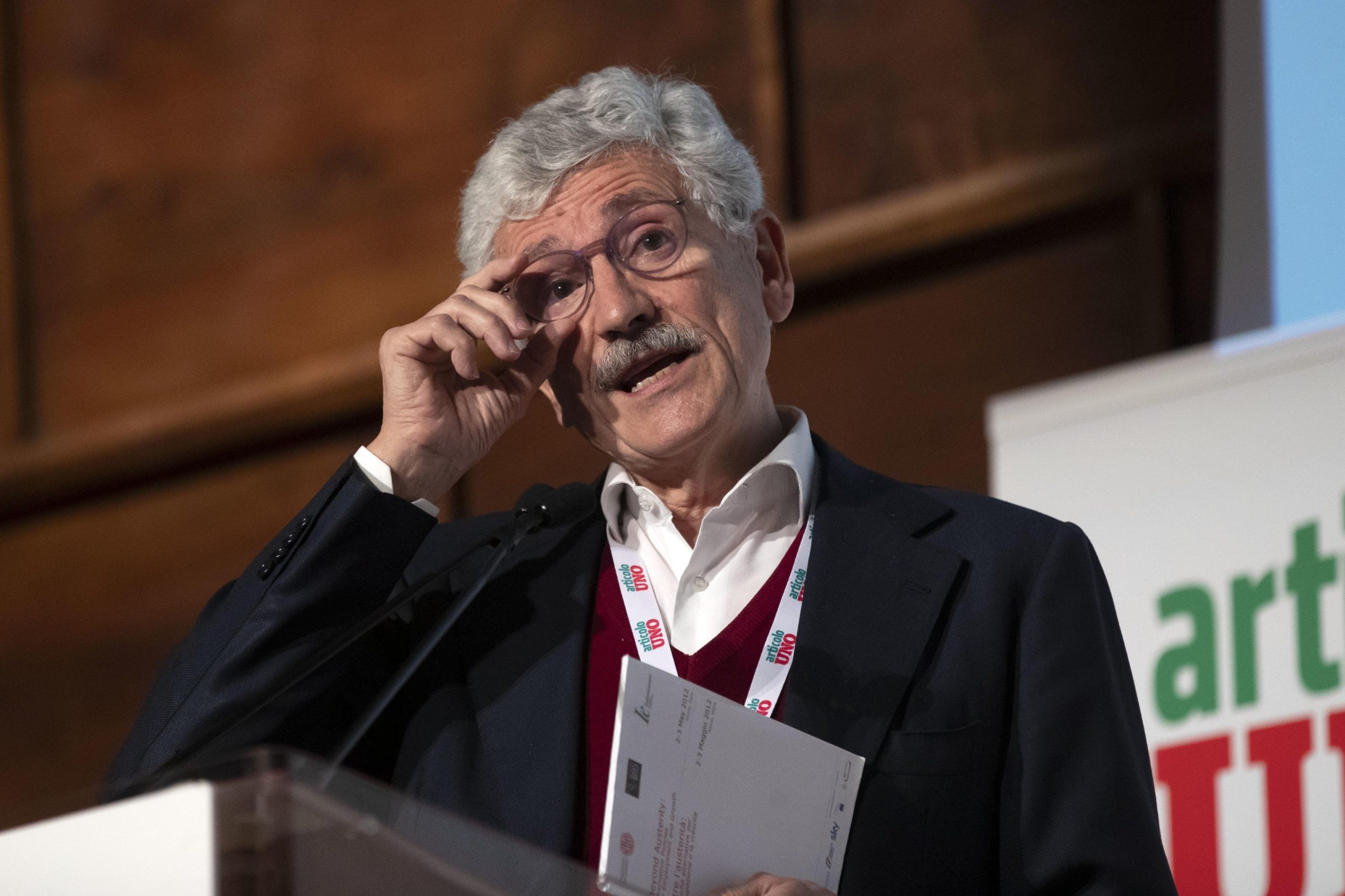 D’Alema e Profumo indagati per la vendita di navi e aerei militari alla Colombia D’Alema e Profumo indagati per la vendita di navi e aerei militari alla Colombia