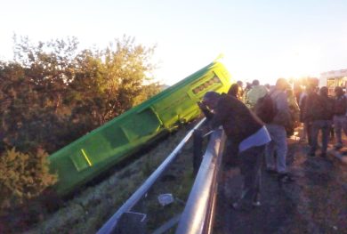 Autobus in una scarpata sulla A16; un morto e 14 feriti