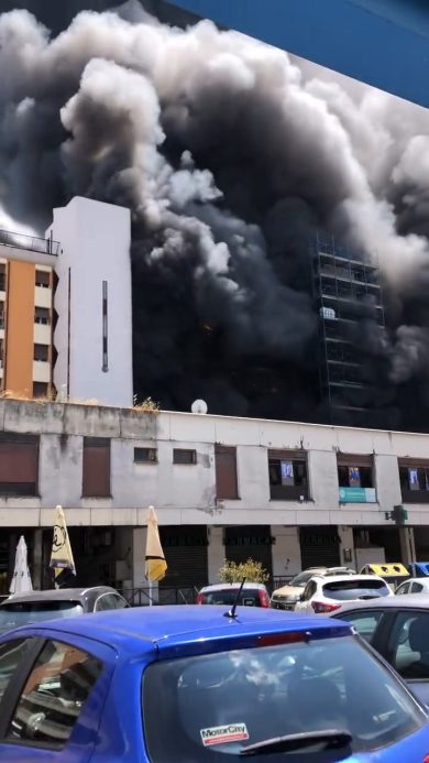 Incendio a Roma in un palazzo zona Colli Aniene. Un morto. Diversi feriti | video