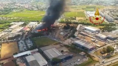 Ciampino, incendio in una discarica: nube di fumo sulle case I video