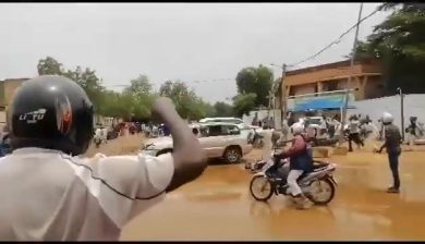 Colpo di stato militare in Niger, un’automobile sfreccia tra la folla e investe dei civili | video