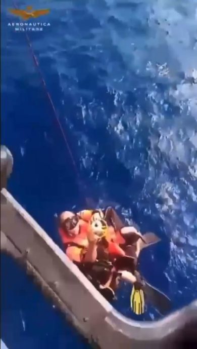 Nonno-sub in difficoltà, lo vede e lo salva un elicottero dell’Aeronautica