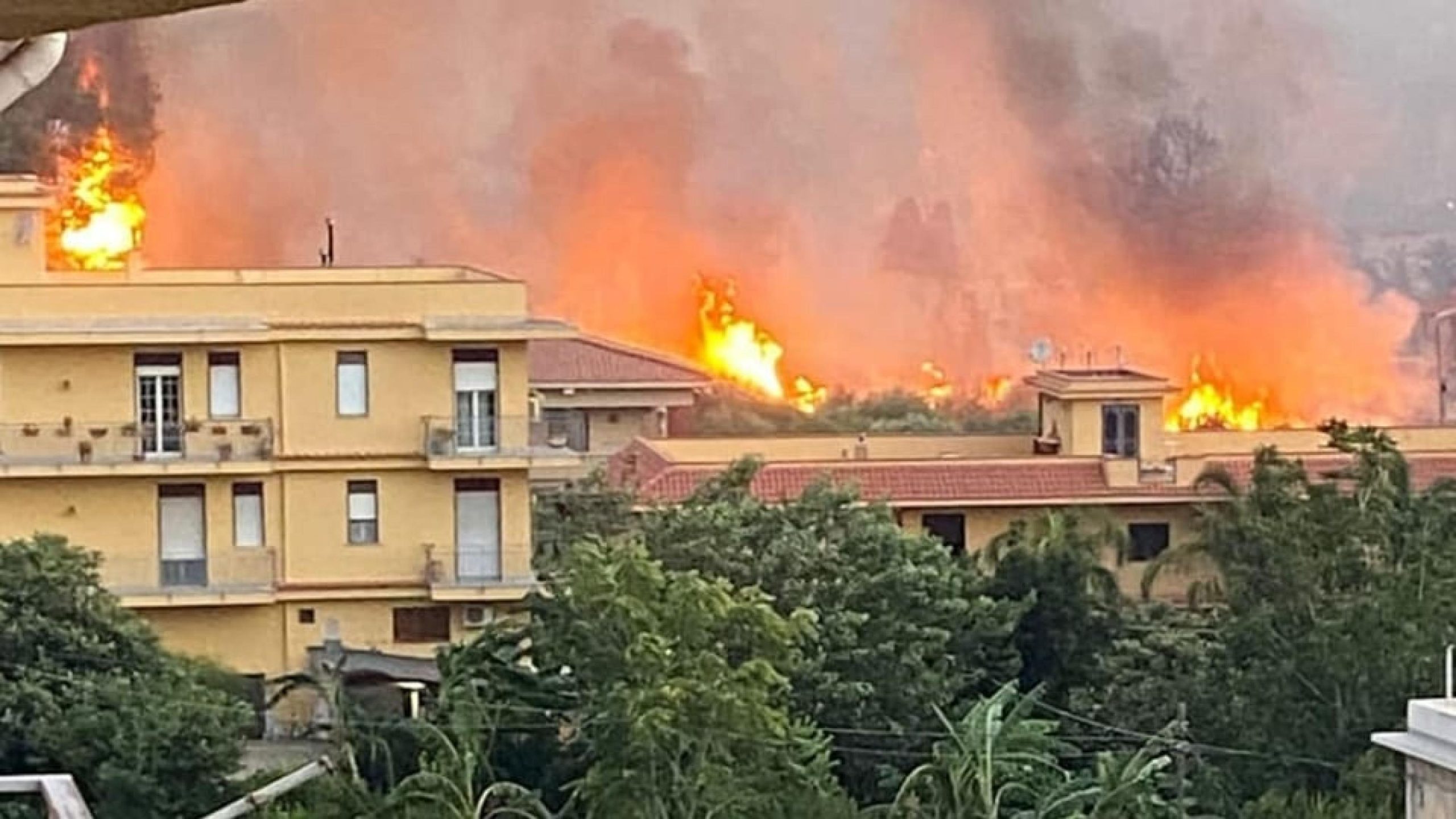 Palermo in fiamme, Musumeci: «Momento drammatico, salvare il salvabile»