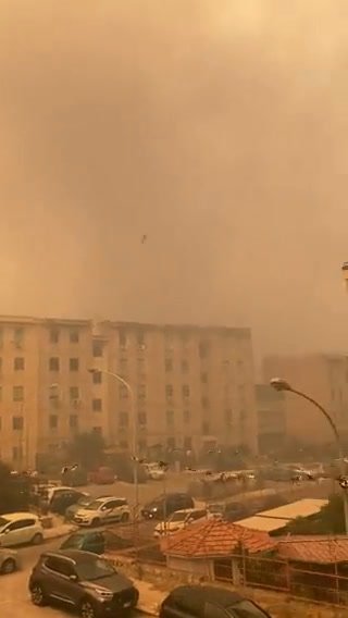 Palermo, il cielo cambia colore per l’incendio: “Non si respira” I video
