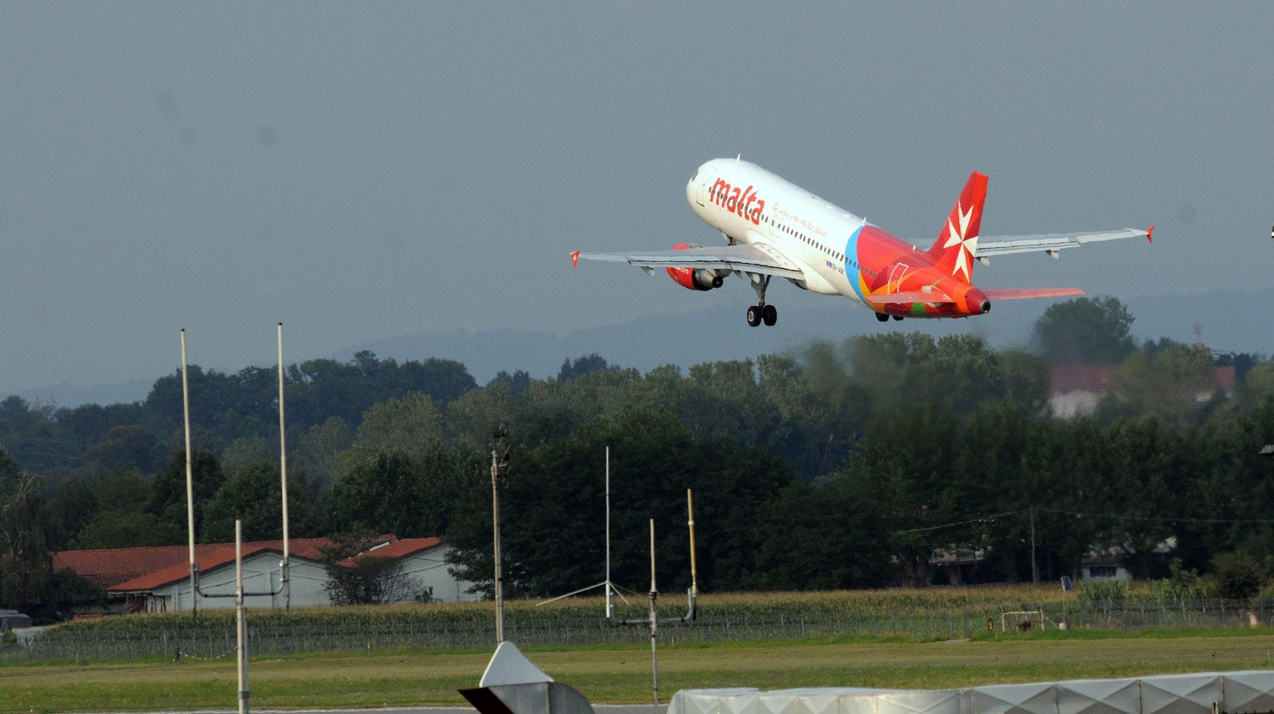 Caldo torrido in pista, tre voli non atterrano a Olbia