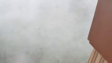 Cologno Monzese colpita da una tempesta di pioggia, grandine e vento | video