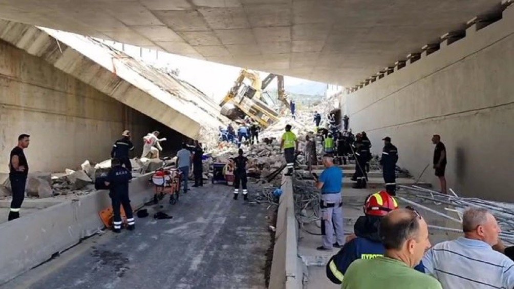 Grecia: disastro a Patrasso dopo il crollo di un ponte. Un morto e due dispersi Grecia: disastro a Patrasso dopo il crollo di un ponte. Un morto e due dispersi