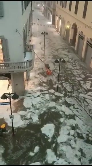Maltempo: fiume di ghiaccio scorre per le strade di Seregno | video