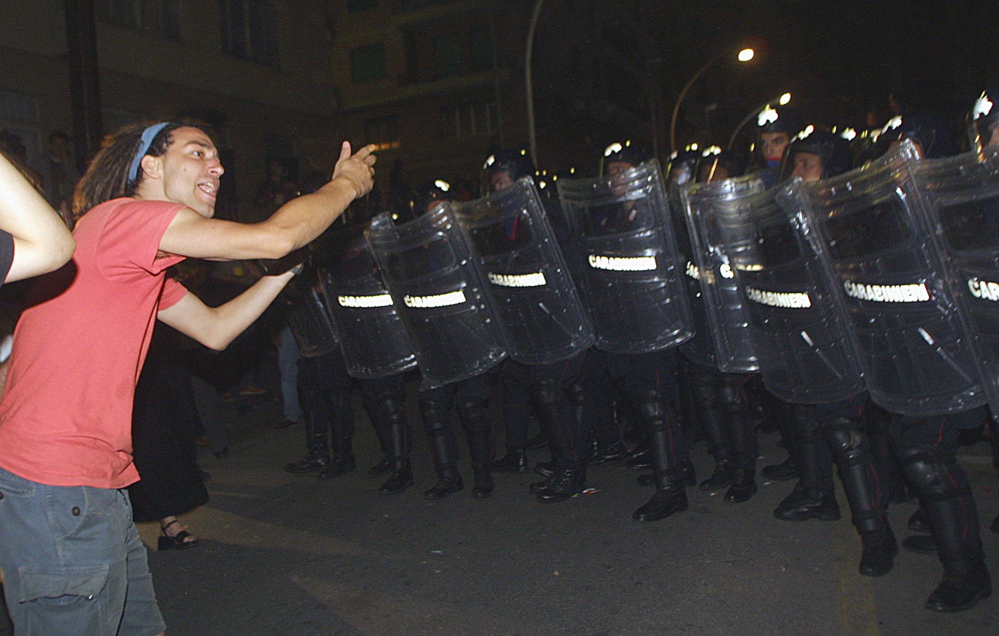 G8, anniversario scuola Diaz. Da Panorama del 27 maggio 2015: In divisa con le mani legate