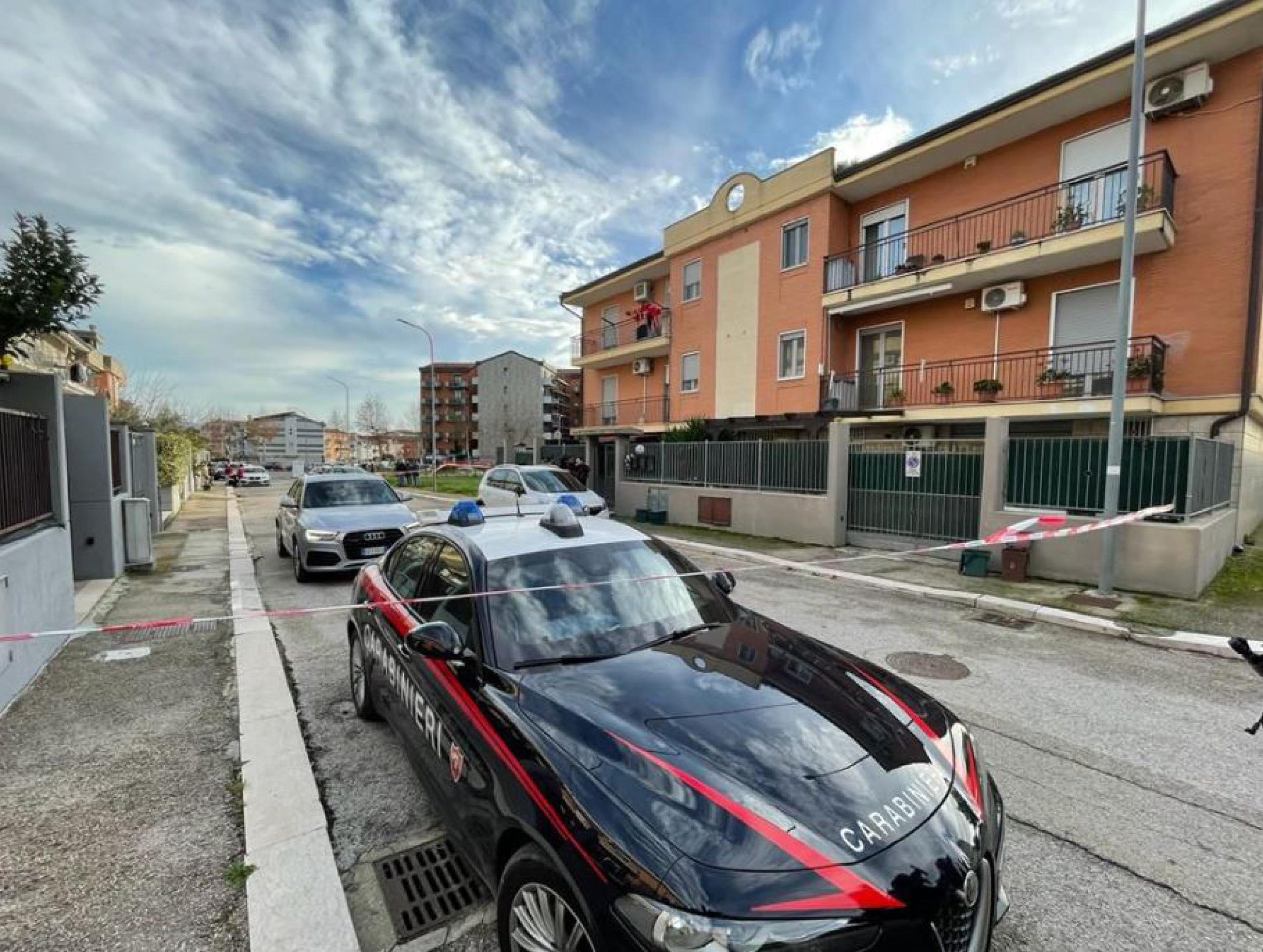 Moglie uccisa con 3 colpi di pistola dal marito a Enna, Sicilia Moglie uccisa con 3 colpi di pistola dal marito a Enna, Sicilia