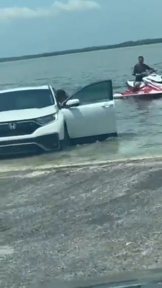 Cerca di portare a riva l’auto ma finisce per affondare | video