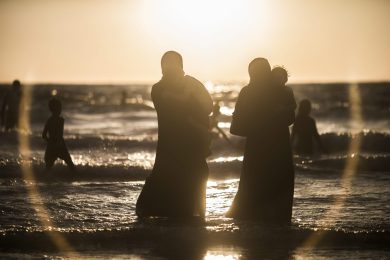 La sindaca di Monfalcone ai musulmani: «inaccettabile il bagno vestiti»