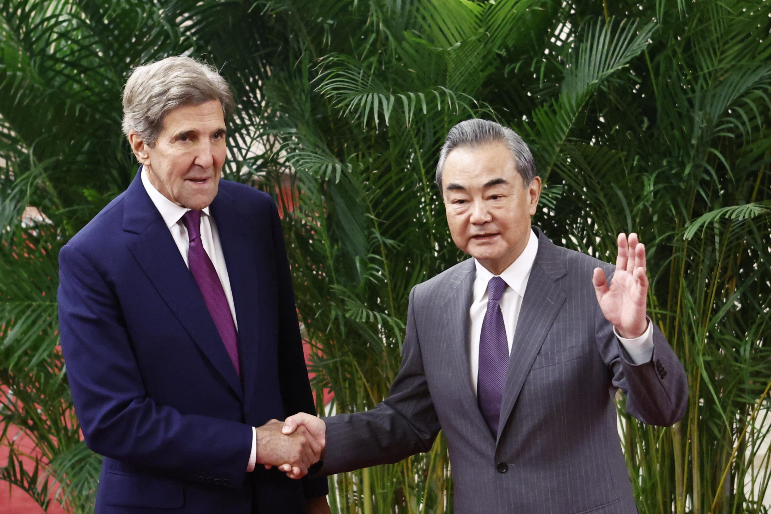 La visita di John Kerry in Cina non è una buona notizia La visita di John Kerry in Cina non è una buona notizia