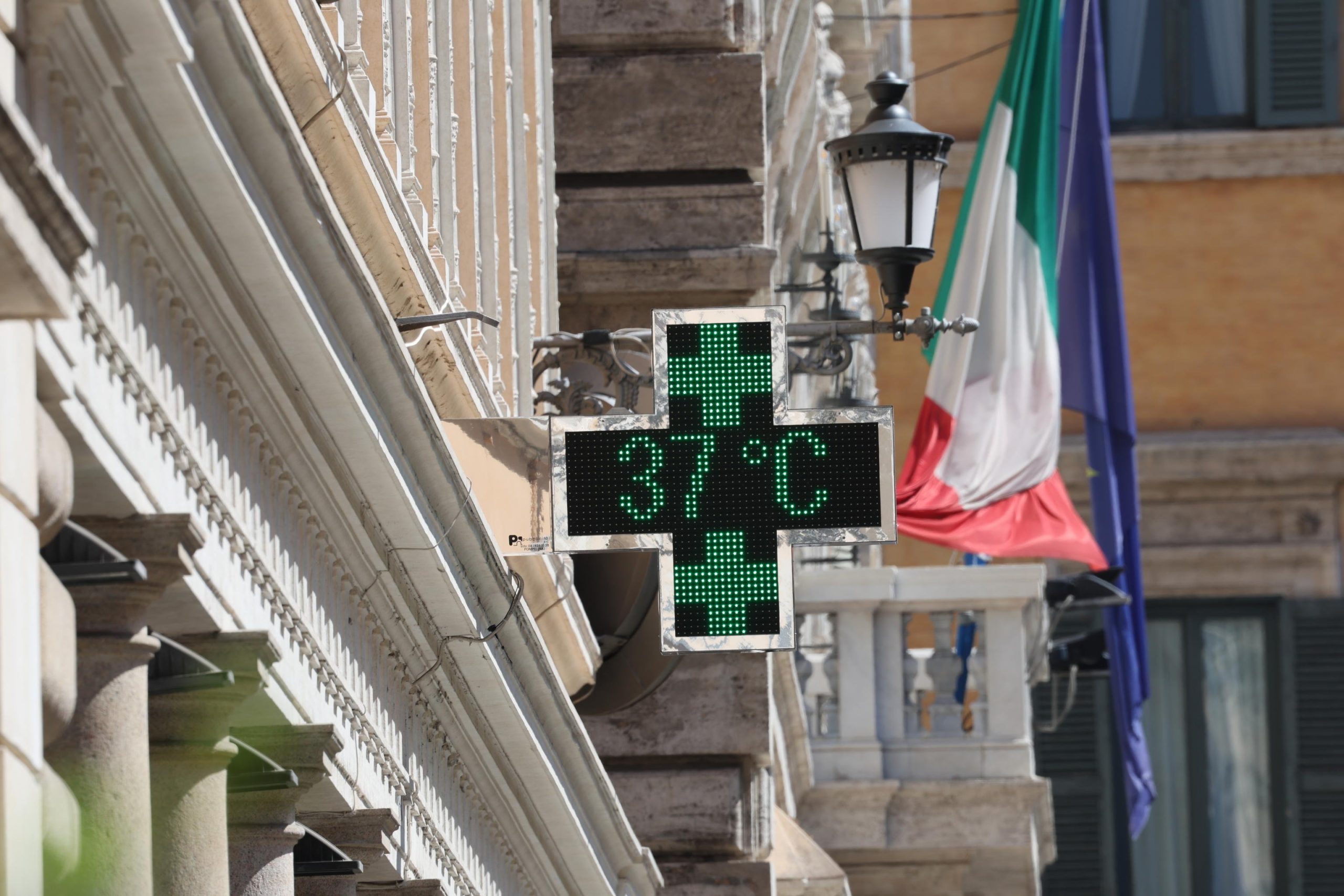 Oggi è il giorno del caldo record in Italia: 23 città da bollino rosso
