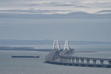 Kiev colpisce il Ponte di Crimea, 2 civili morti