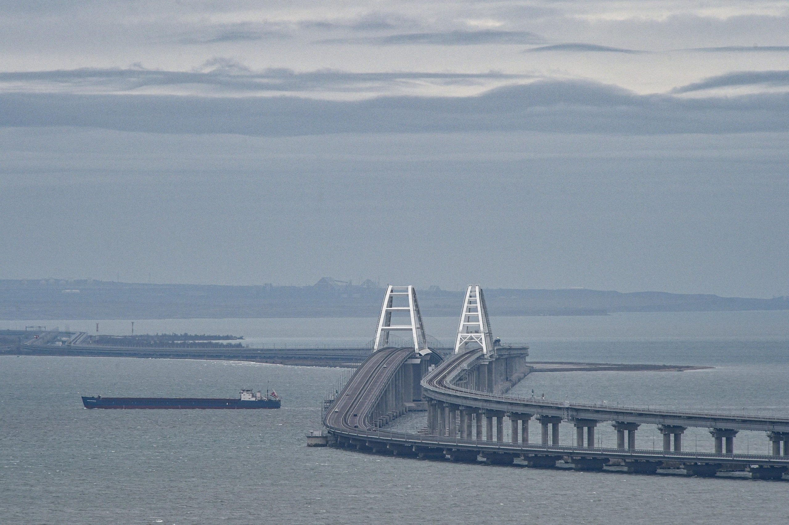 Kiev colpisce il Ponte di Crimea, 2 civili morti