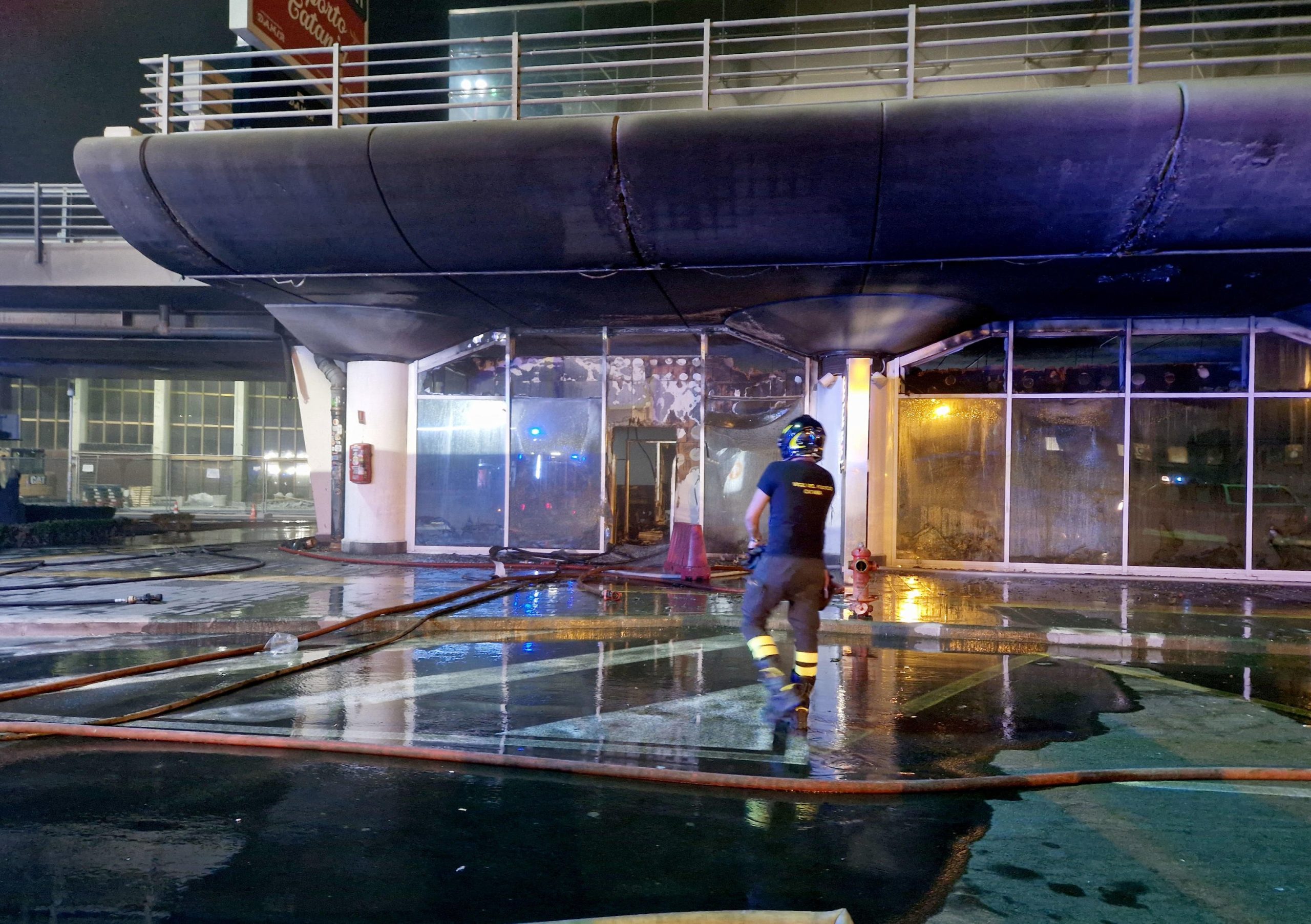 Incendio all’aeroporto di Catania. Chiuso per due giorni Incendio all’aeroporto di Catania. Chiuso per due giorni