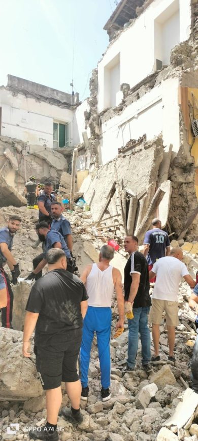 Torre del Greco, crolla palazzina. Si cercano dispersi tra le macerie