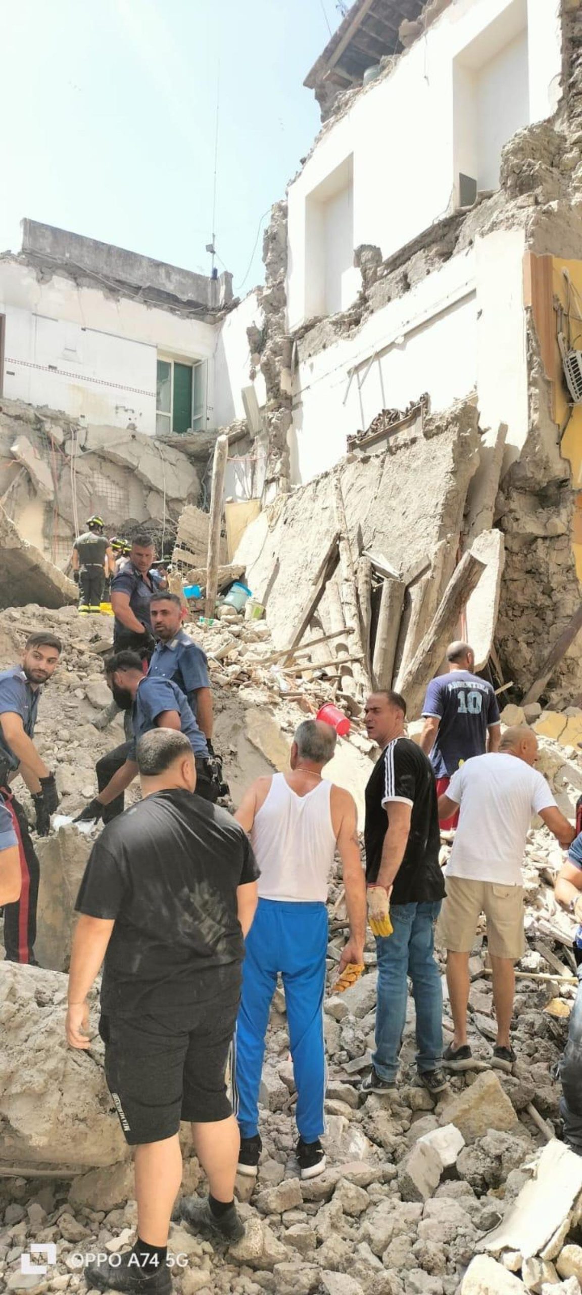 Torre del Greco, crolla palazzina. Si cercano dispersi tra le macerie Torre del Greco, crolla palazzina. Si cercano dispersi tra le macerie