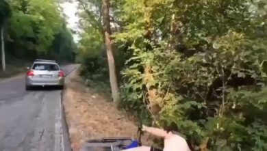Scivola dal dirupo in bicicletta e precipita nei rovi del fitto bosco, rotolando | video