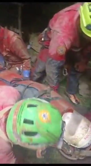 Il momento dell’uscita della speleologa Ottavia dalla grotta Bueno Fonteno | video