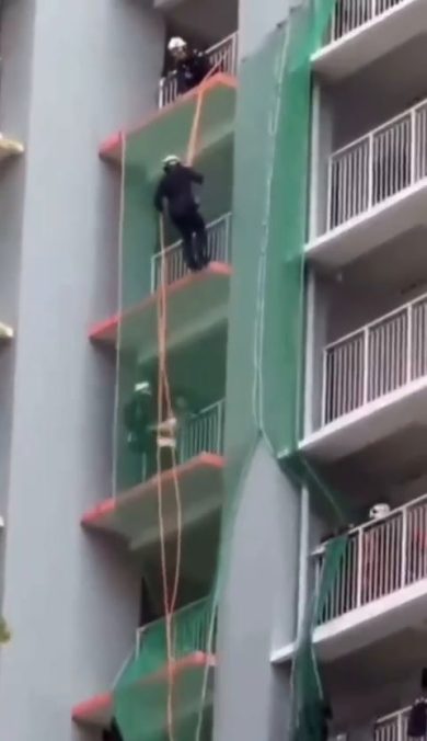Donna tenta il suicidio dal balcone e i pompieri la salvano così | video