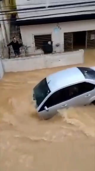 Brasile, piogge torrenziali e inondazioni a Recife | video
