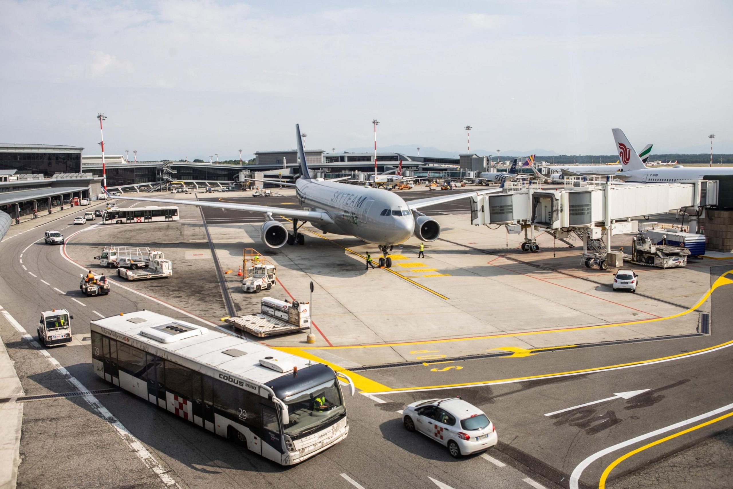 Il monito di Urso: «Le compagnie aeree abbassino i costi o interverremo»