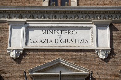 Ministero di Giustizia: «Irragionevole l’imputazione coatta per Delmastro»